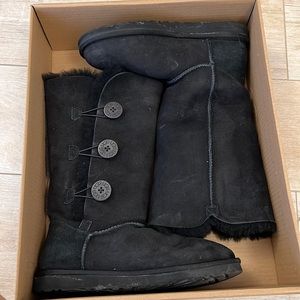 BLACK TRIPLE BUTTON UGG BOOTS. SIZE 8. IN GOOD CONDITION!